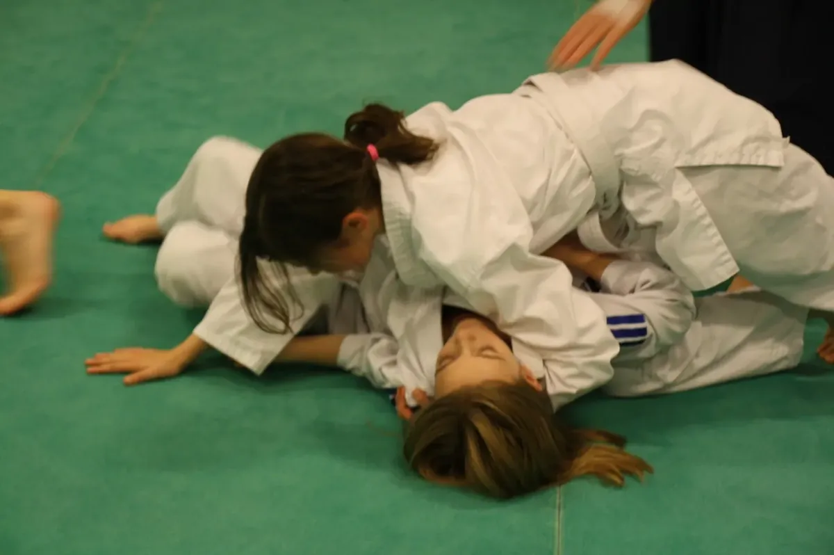 Des enfants travaillent une immobilisation au sol